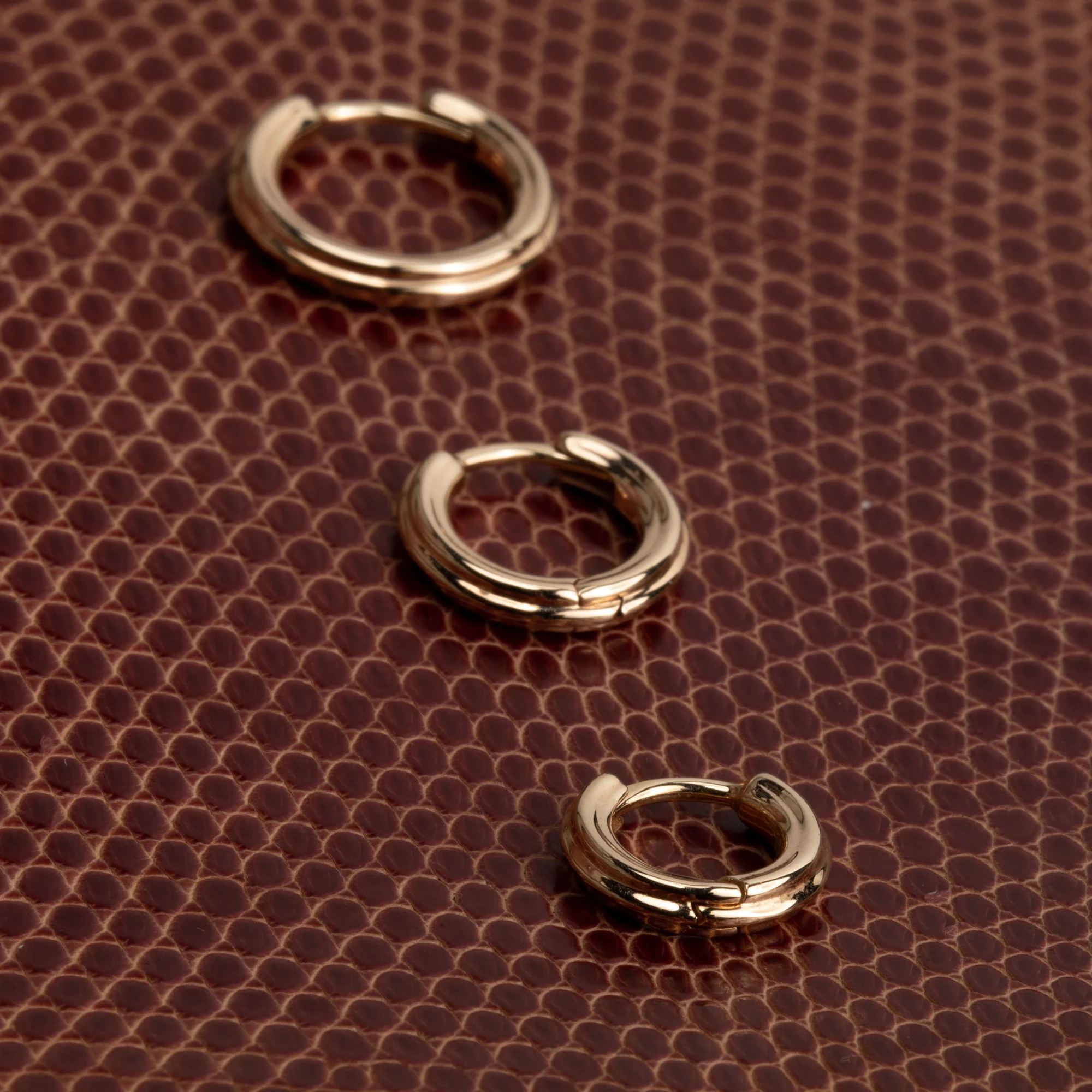 18K DUNE Huggie Earring Small size - Image 6
